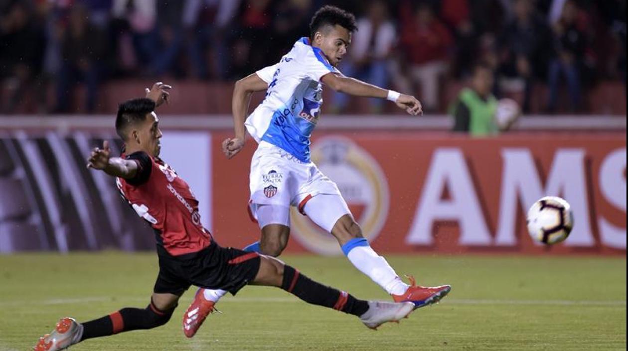 Luis Díaz rematando sin éxito al arco de Carlos Cáceda.