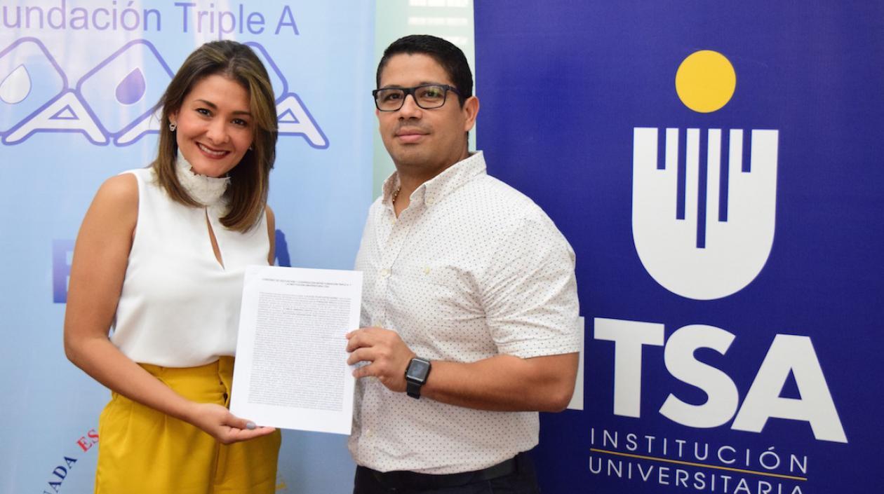 Alix Castro, directora de la Fundación Triple A, y el rector del ITSA, Emilio Armando Zapata.