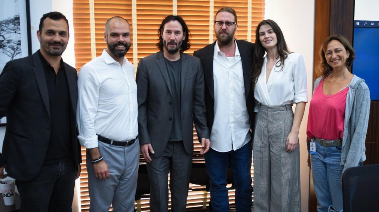 El actor canadiense Keanu Reeves y personal del gobierno de Sao Paulo.