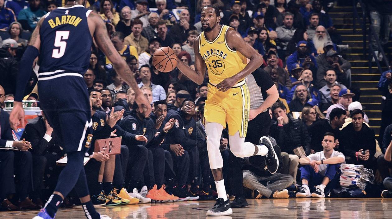 Kevin Durant, jugador de los Golden State, hace una finta con el balón. 
