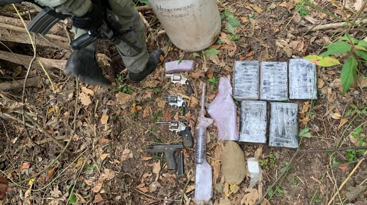Armas y droga halladas en la zona.