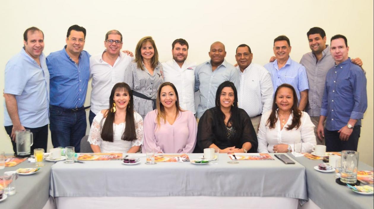 Los diputados y en el centro, Jaime Pumarejo.