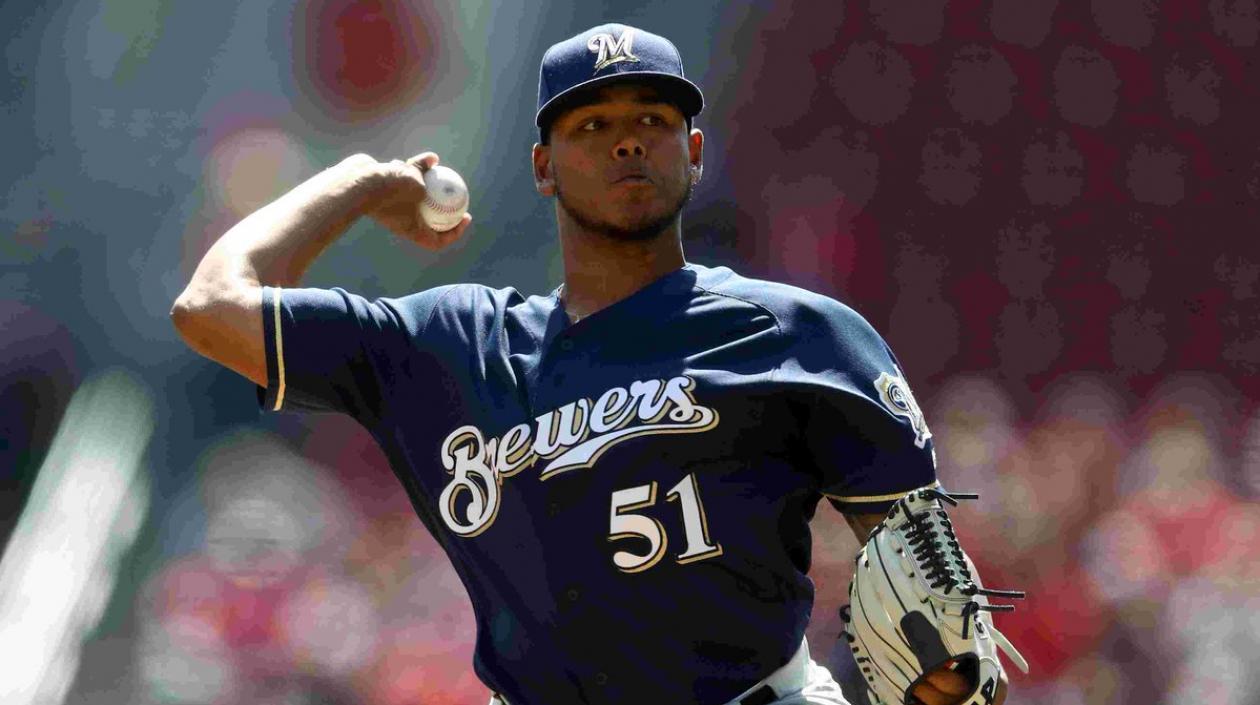 Freddy Peralta, lanzador de los Cerveceros. 