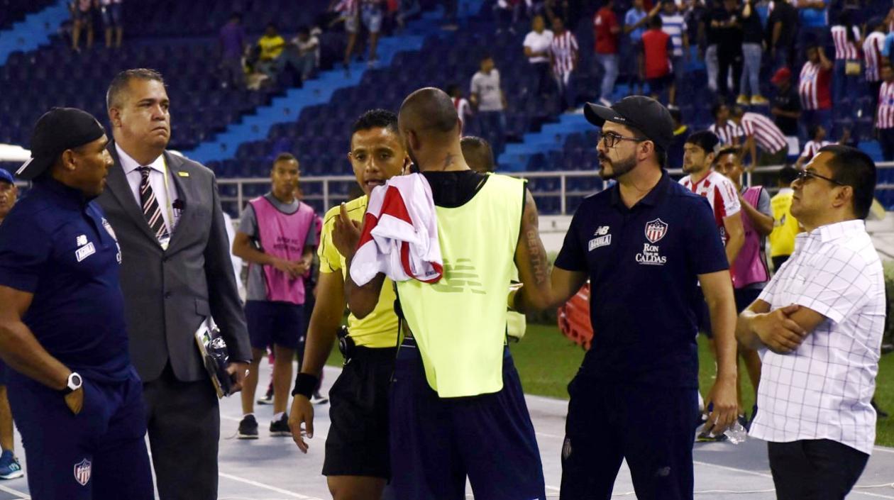 Héctor Fabio Báez en la pista atlética durante las discusiones. 