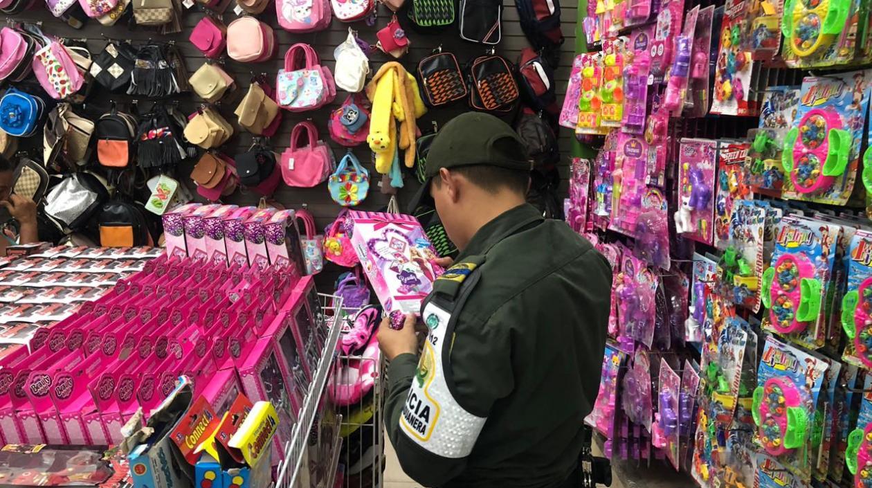 Policía evitó comercialización de productos sin documentación legal.