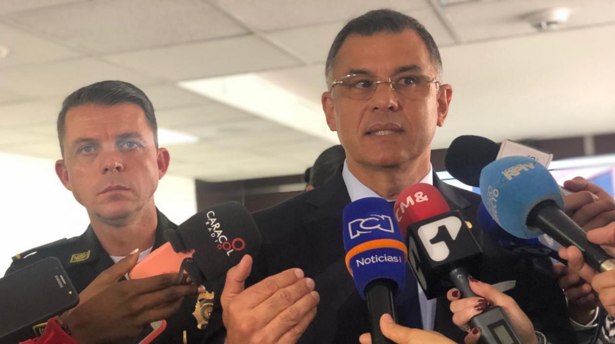 El general Juan Carlos Buitrago, y el Director del Invima, Julio César Aldana Bula.