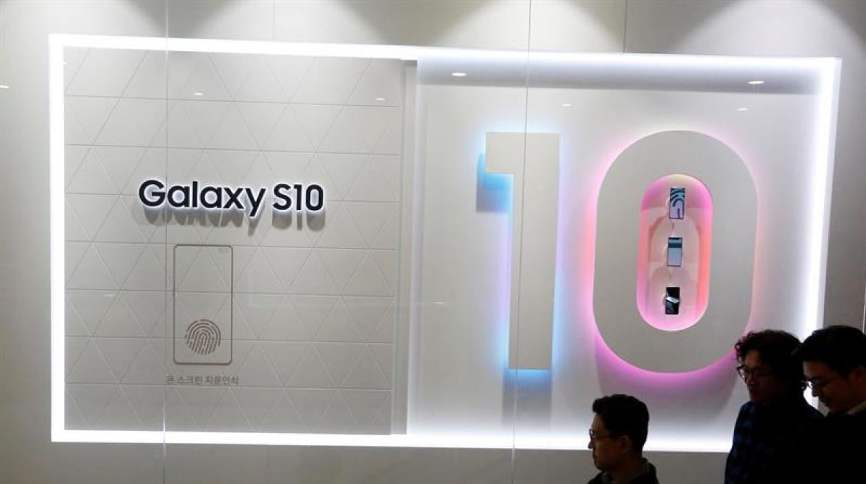 Surcoreanos visitan la galería de Samsung Electronics este viernes en Seúl (Corea del Sur).