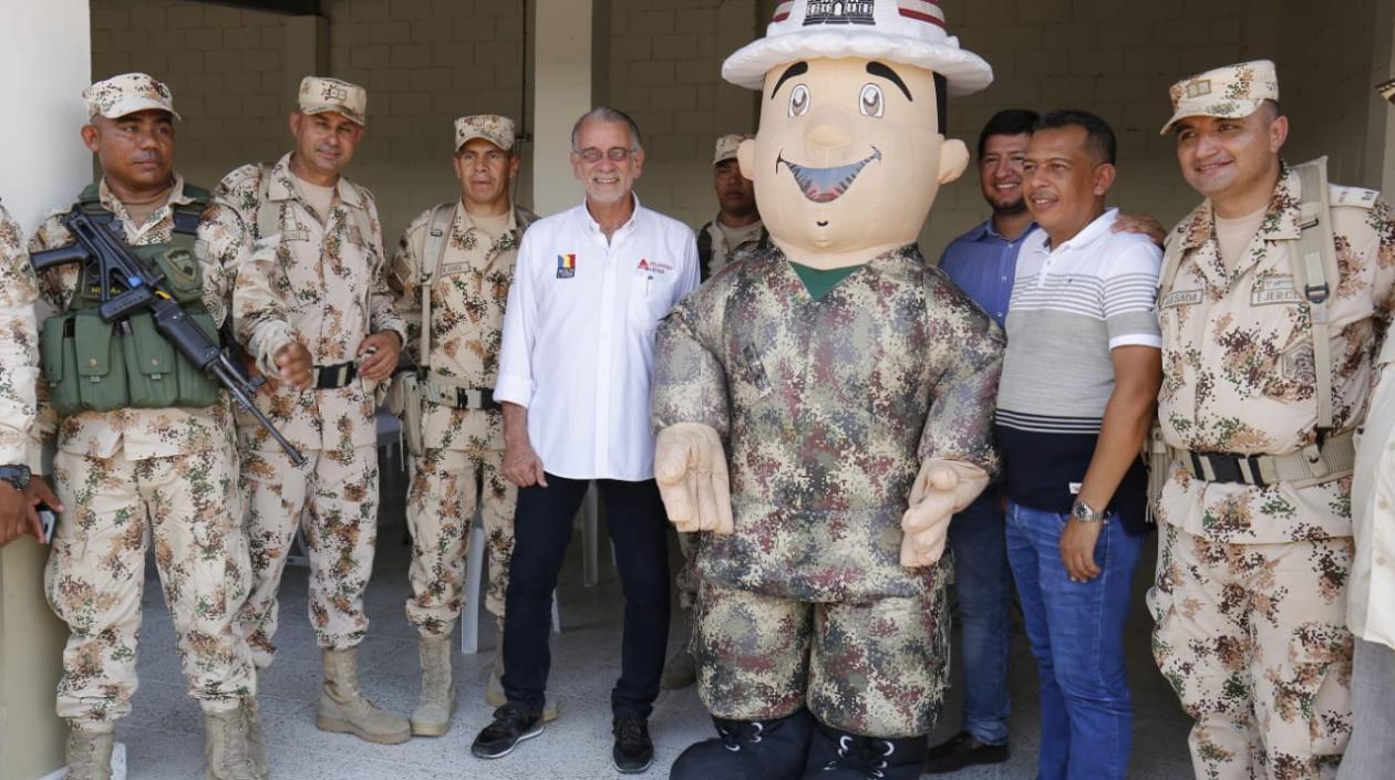 El Gobernador Eduardo Verano y miembros del batallón.