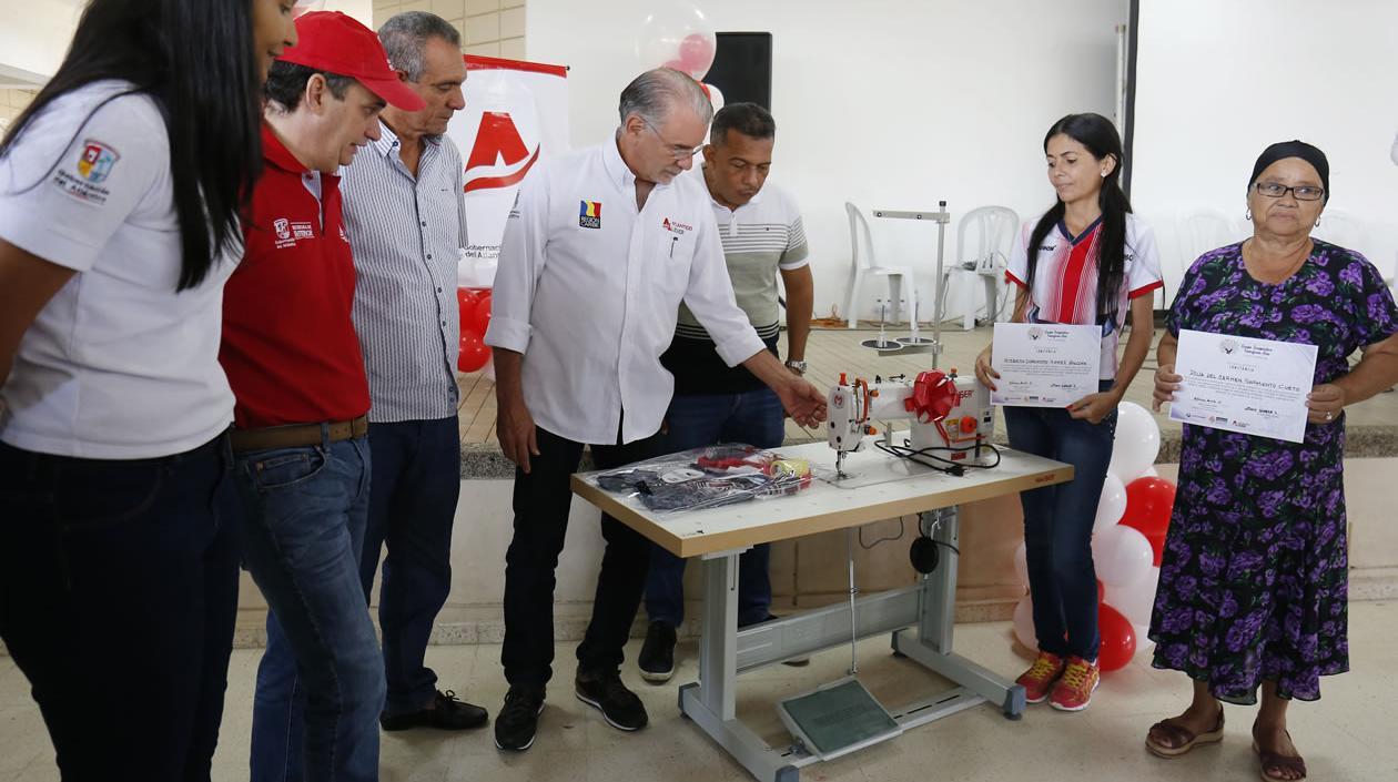 Entrega de maquinas a retornados de Venezuela