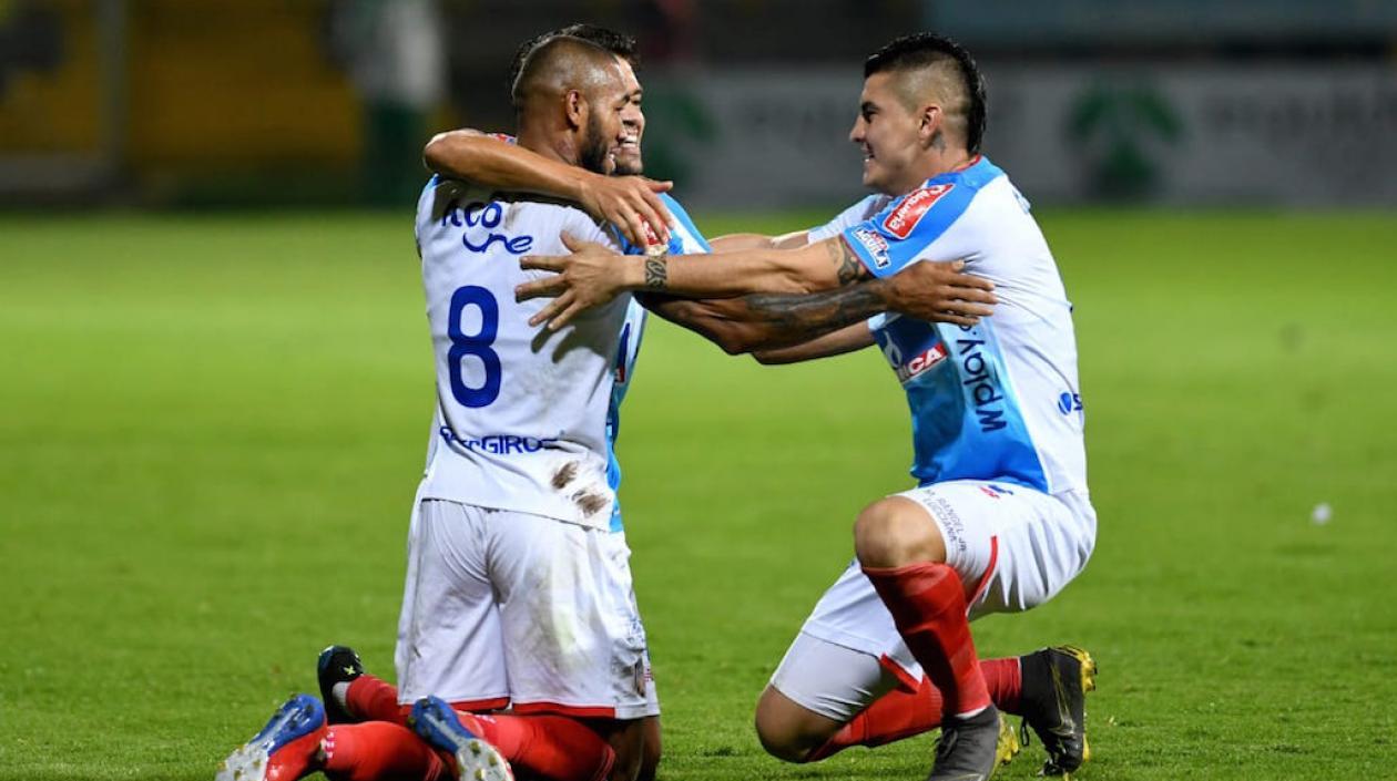 Freddy Hinestroza celebrando el golazo con Sebastián Hernández y Michael Rangel.