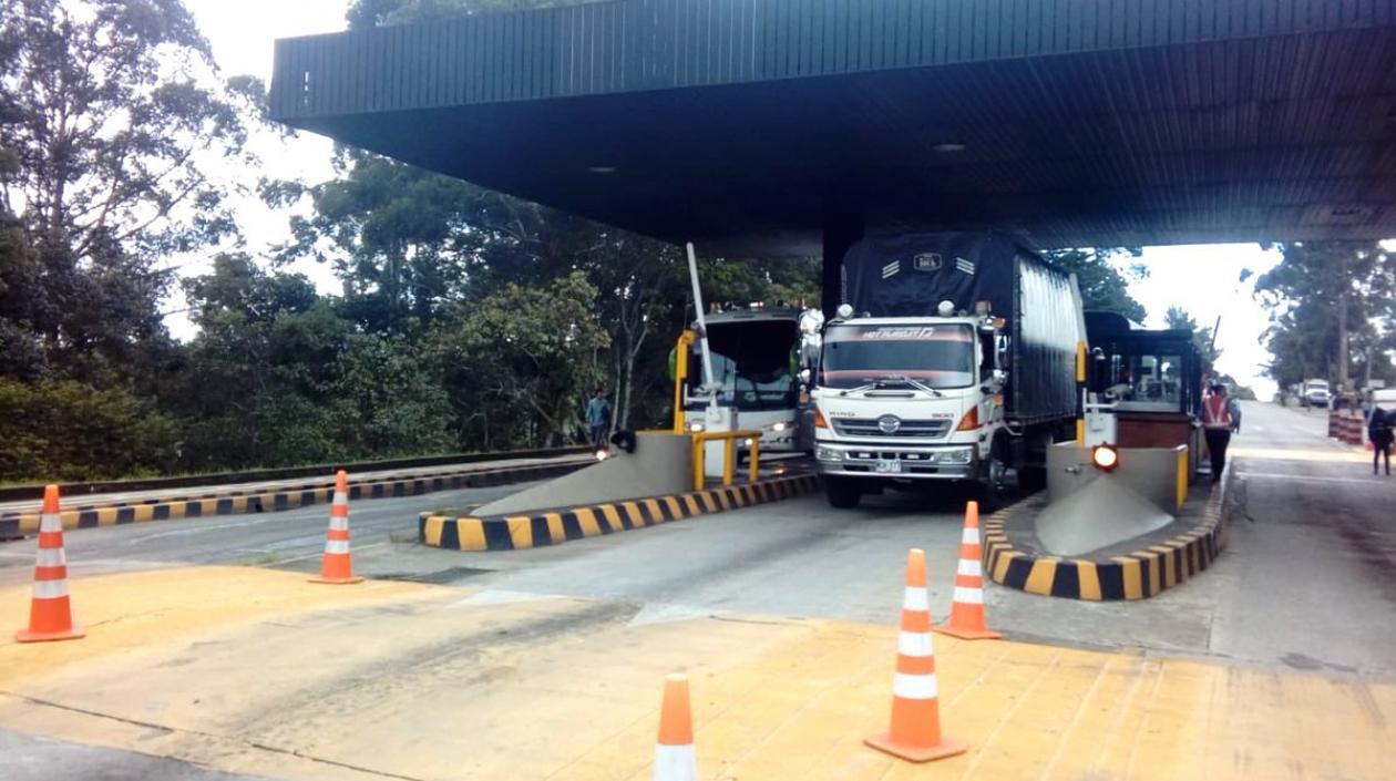 Una vez despejada la vía comenzó a restablecerse el tráfico vehicular.