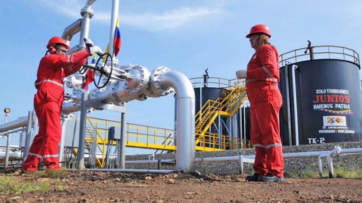 Cuba paga con servicios médicos y educativos el petróleo que le envía Cuba.