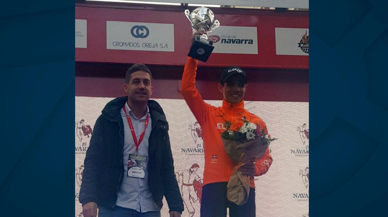 Sergio Higuita recibe el premio al mejor joven de la competencia. 