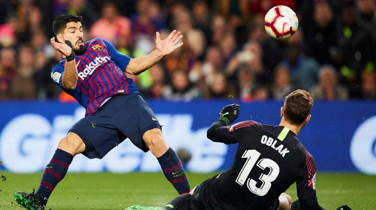  Luis Suárez (i), ante el guardameta esloveno del Atlético de Madrid, Jan Oblak.