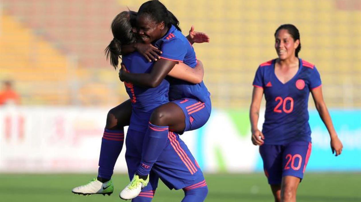 La colombiana Yisela Cuesta festejando un gol ante Perú.