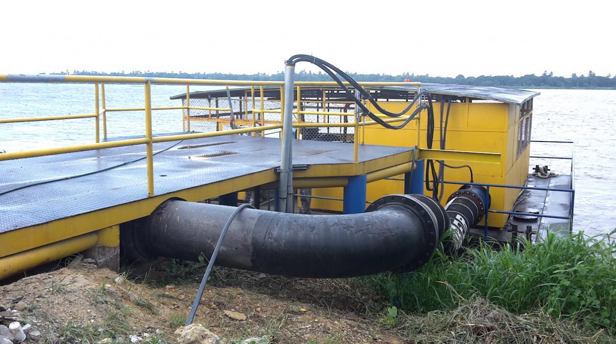 Barcaza de captación del acueducto de Malambo.