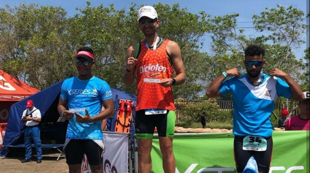 Ronnie Chegwin en el primer lugar del podio, tras una competencia. 