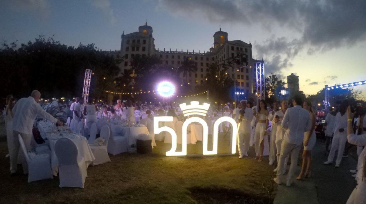 Vista "Le Dîner en Blanc" (la cena de blanco) en La Habana.