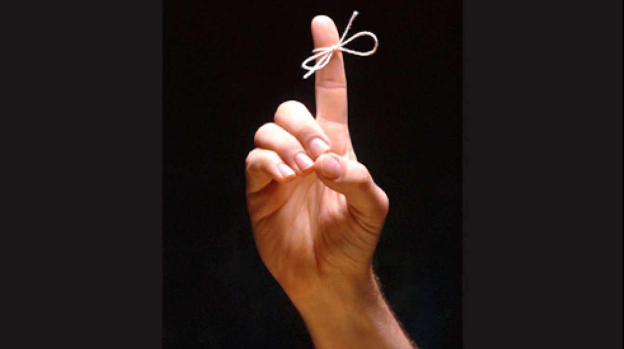Amarrarse un lazo a un dedo es una forma de acordarse de algo importante.