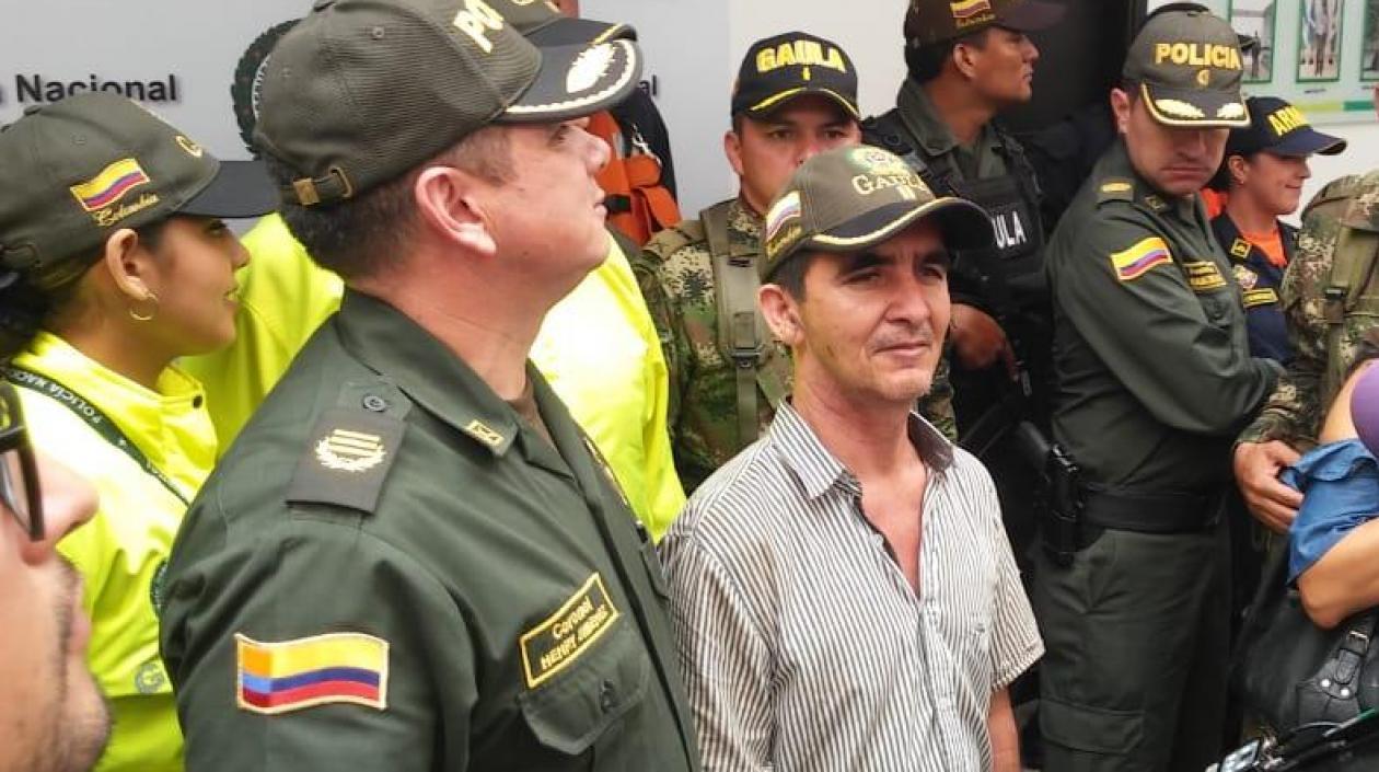 El comandante de la Policía Atlántico, Henry Jiménez, y Leonardo Antonio Sánchez Rivera.