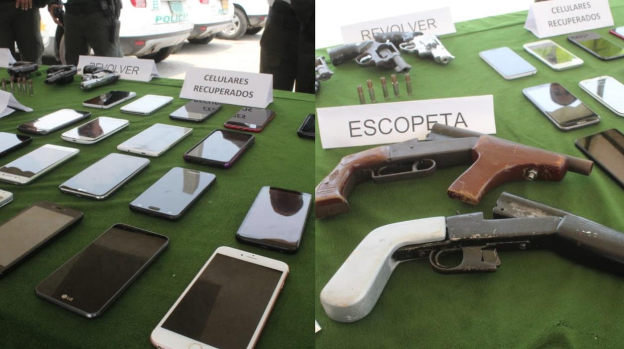 Celulares recuperados y armas incautadas.