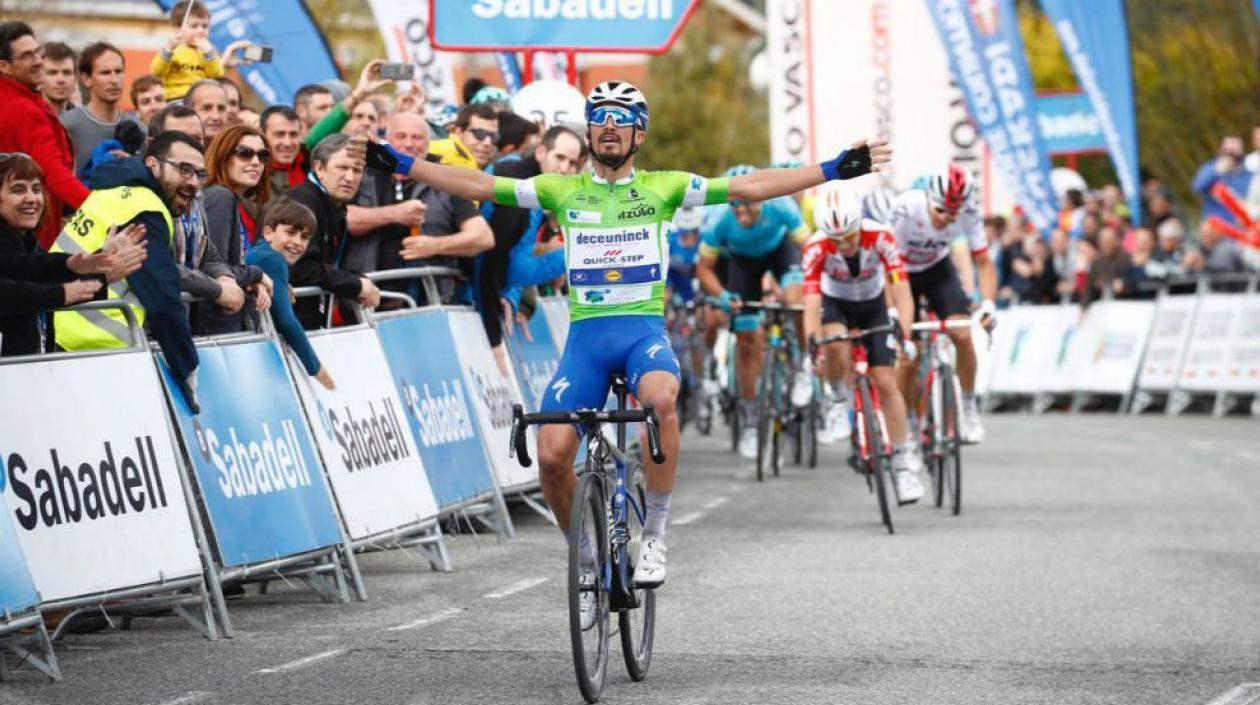 Julian Alaphillipe se impone en la meta. 
