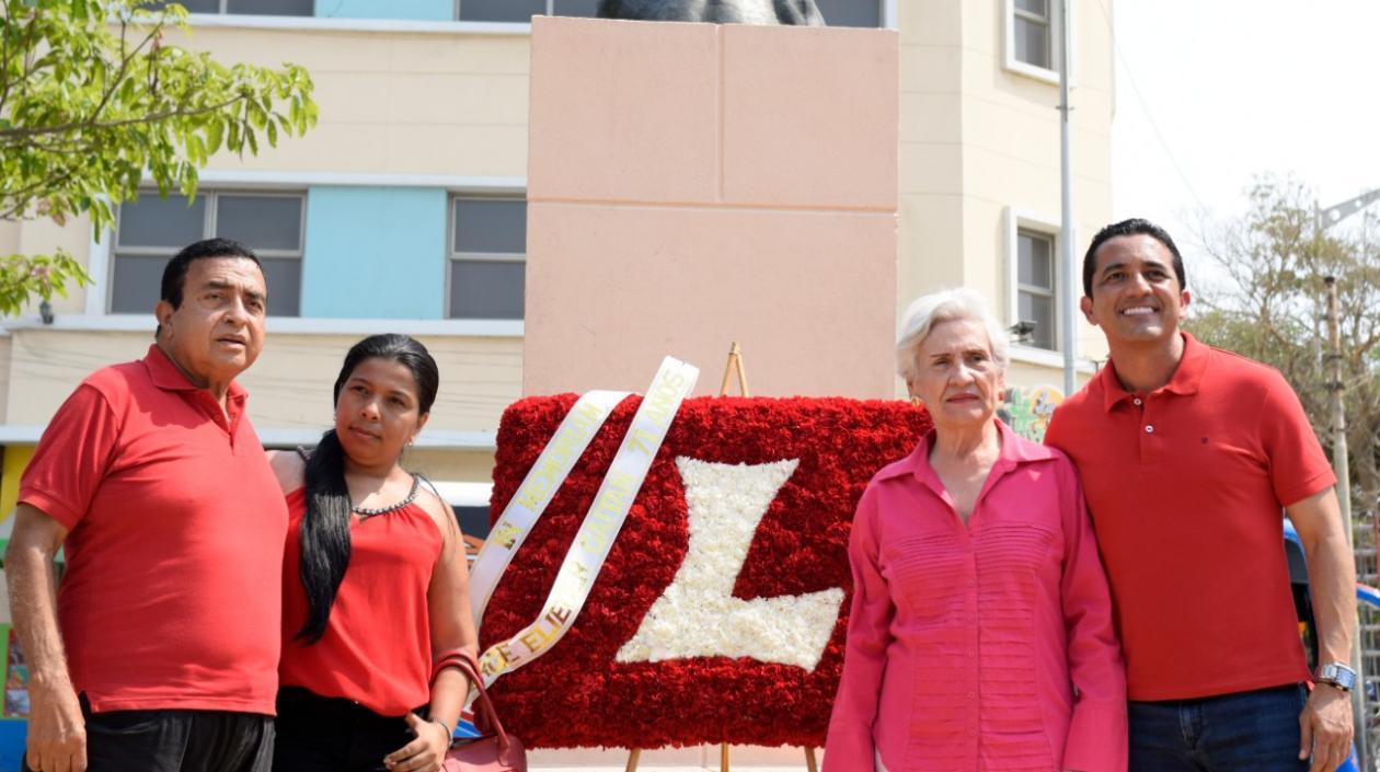 El precandidato Pedro Lemus con miembros de su colectividad liberal.