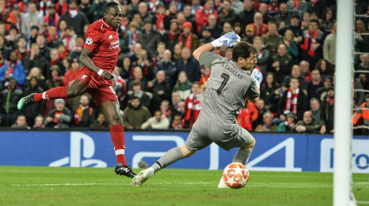 Sadio Mané enfrenta a Iker Casillas, en una acción del partido.