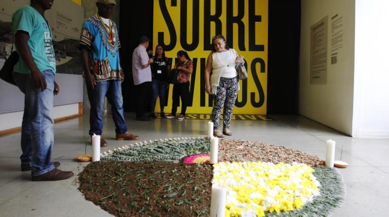 Activistas participan en actos conmemorativos con motivo del Día Nacional de la Memoria y la Solidaridad con las Víctimas este martes, en Medellín.