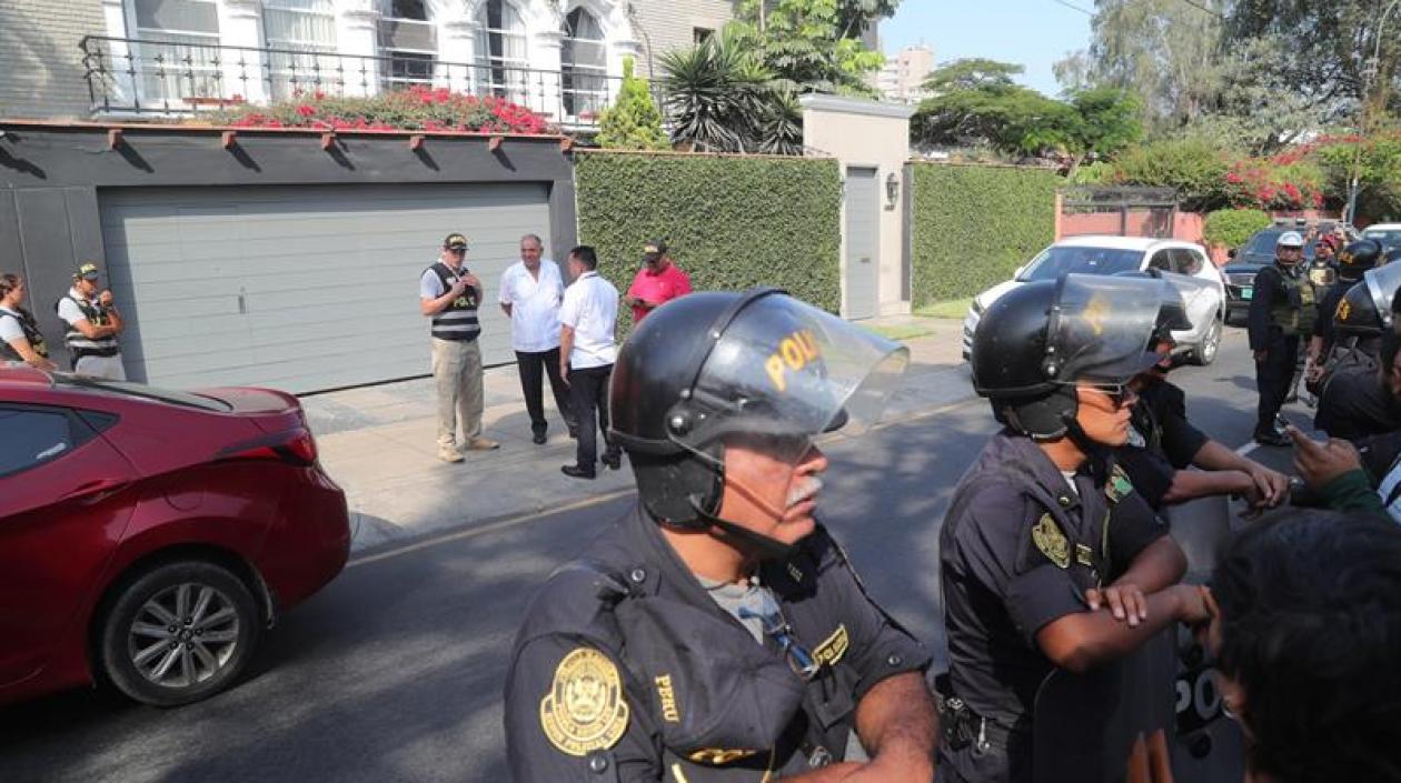 Agentes de policía esperan este miércoles fuera de la casa del expresidente de Perú, Pedro Pablo Kuczynski, para su detención, en el barrio de San Isidro, Lima.