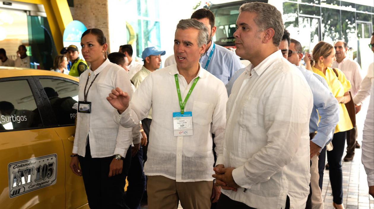 El Presidente Duque observando casos de taxis, vehículos de Transcaribe y tractomulas que operan con gas natural.