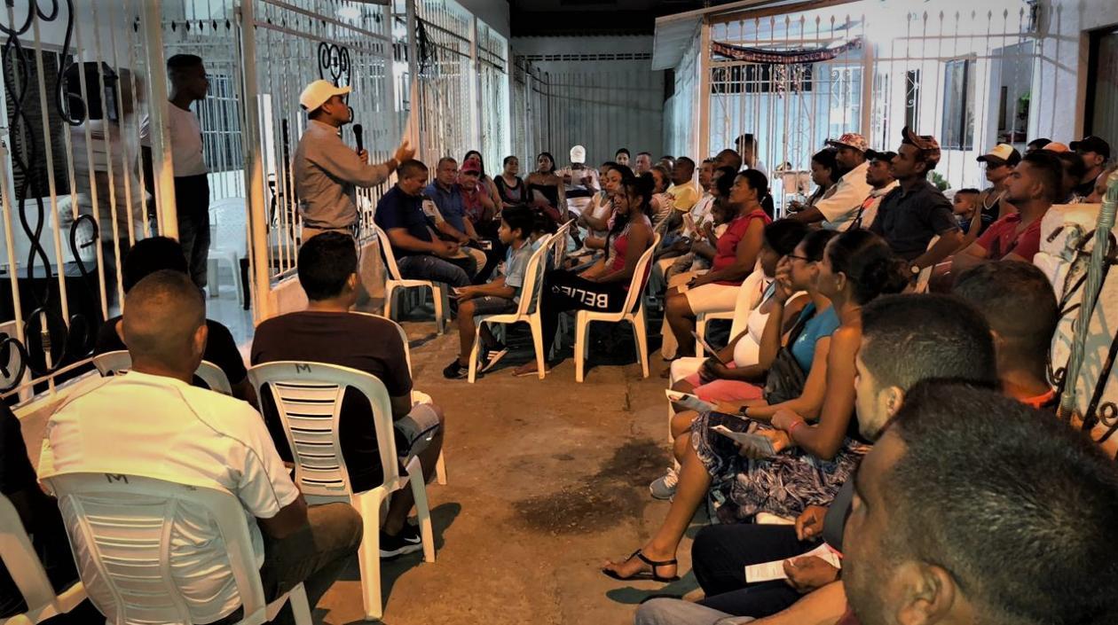 Rodney Castro, con los líderes de la localidad Suroriente.