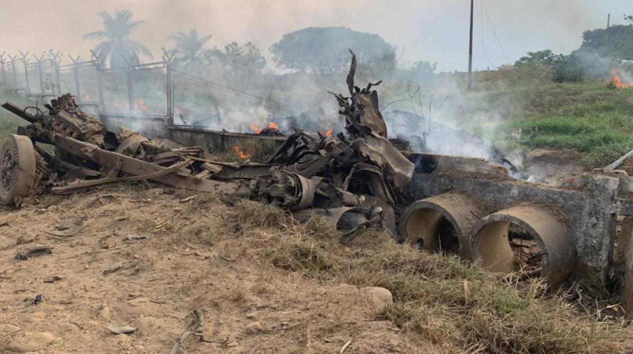 Así quedó la volqueta tras la explosión.