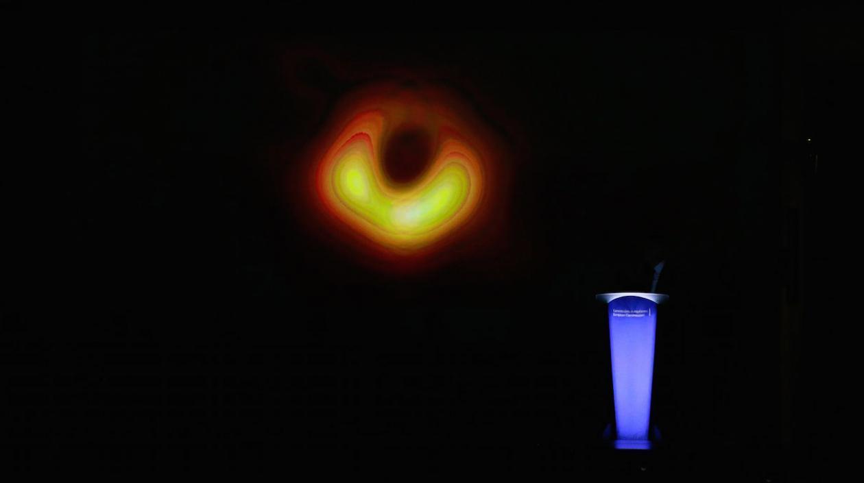 - Los científicos responsables del Telescopio del Horizonte de Sucesos (EHT) presentaron el miércoles la primera imagen de un agujero negro.
