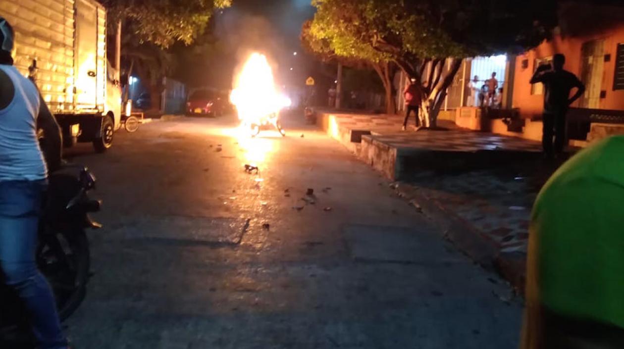 La moto prendida por los indignados vecinos.