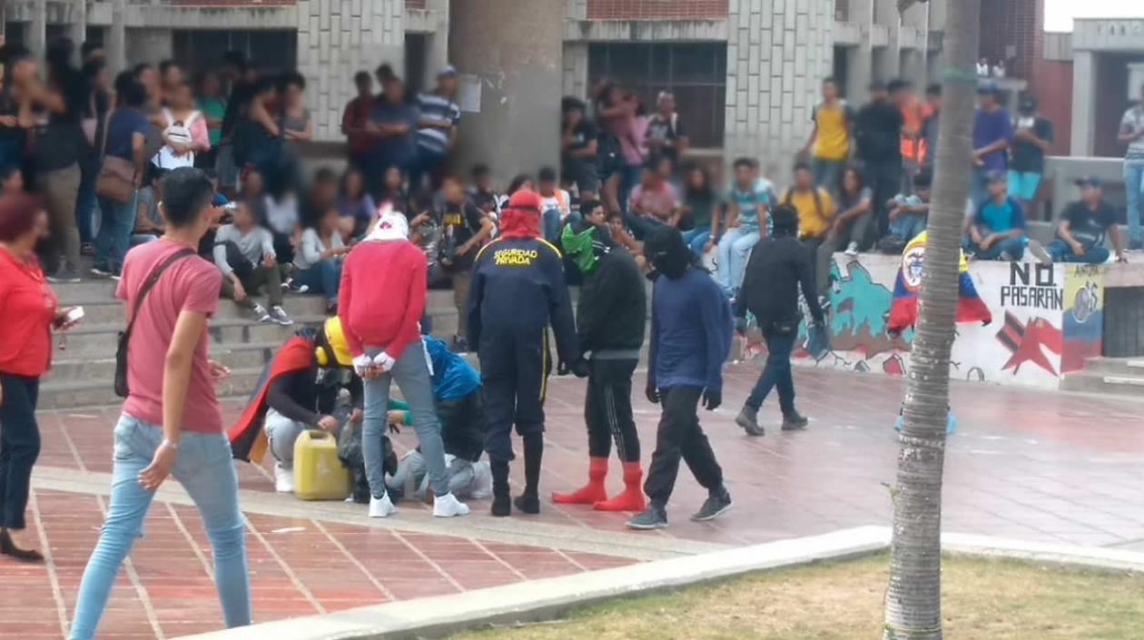Encapuchados en las instalaciones de la Universidad del Atlántico.
