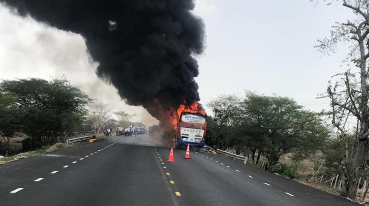 El bus se incendió en la tarde de este sábado.