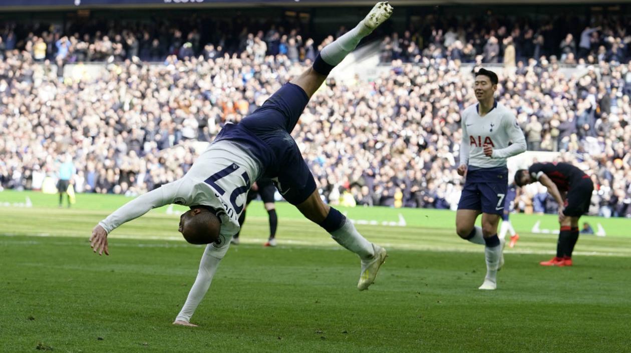 Lucas Moura celebra uno de sus goles. 