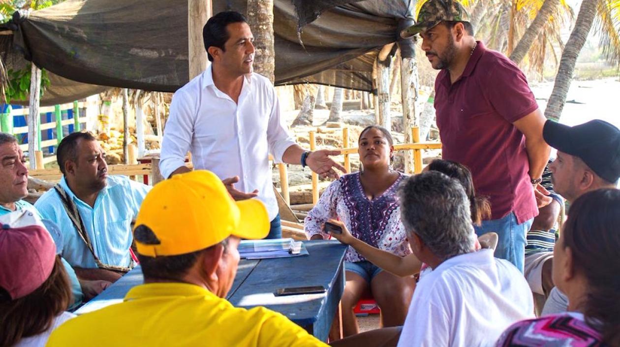 El precandidato Pedro Lemus, durante un encuentro con habitantes de Santa Verónica.