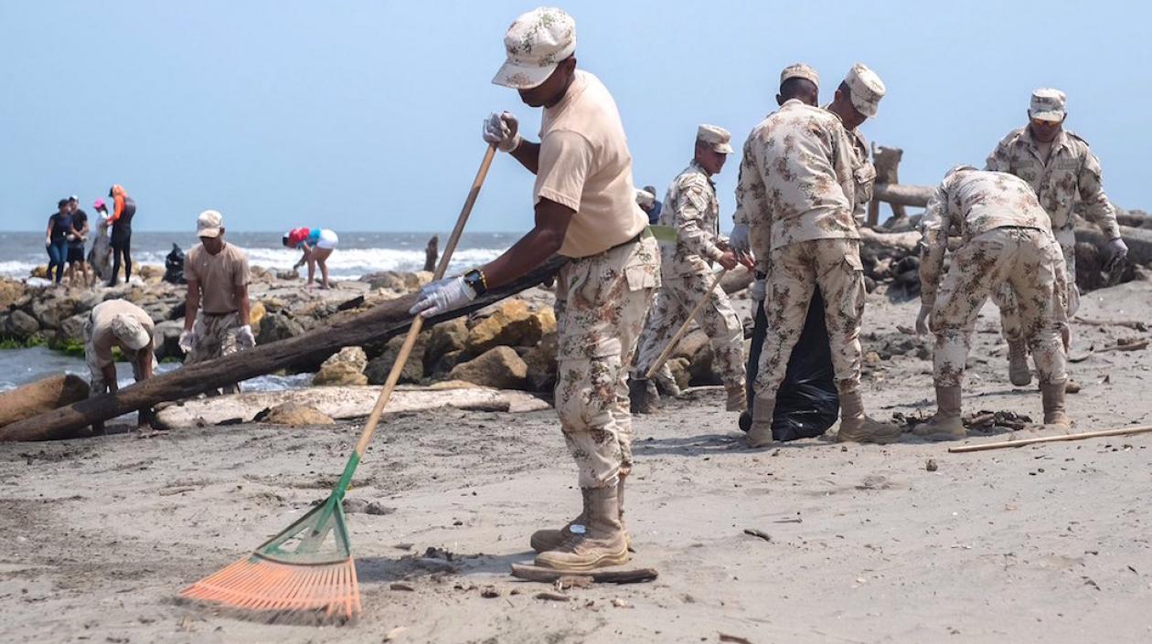 Unidades del Ejército Nacional trabajando en la limpieza.