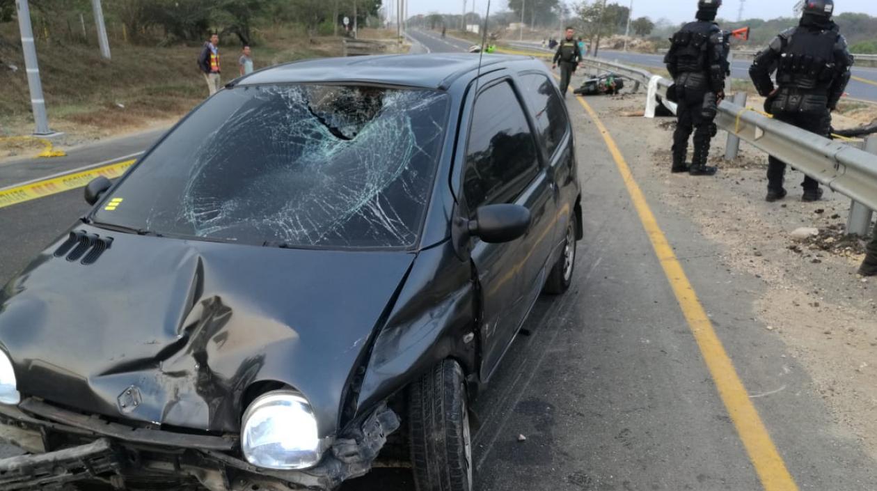 Así quedó el vehículo que embistió al motociclista, que murió en el acto (al fondo).