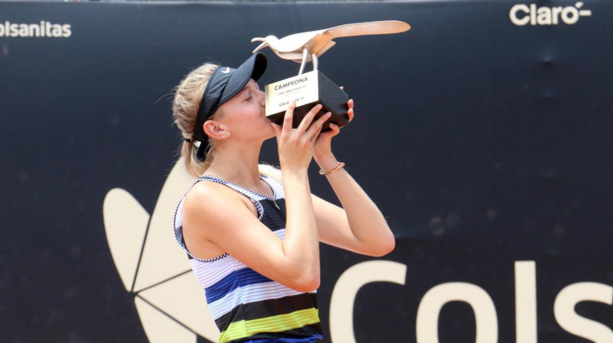 Amanda Anisimova, 76 del mundo, con el trofeo de campeona del Abierto de Bogotá. 