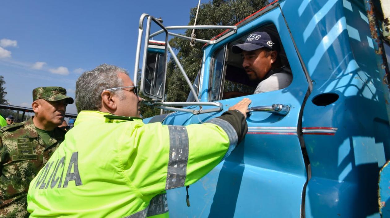 Presidente Duque habló con los conductores, tras el sobrevuelo por las salidas de Bogotá.