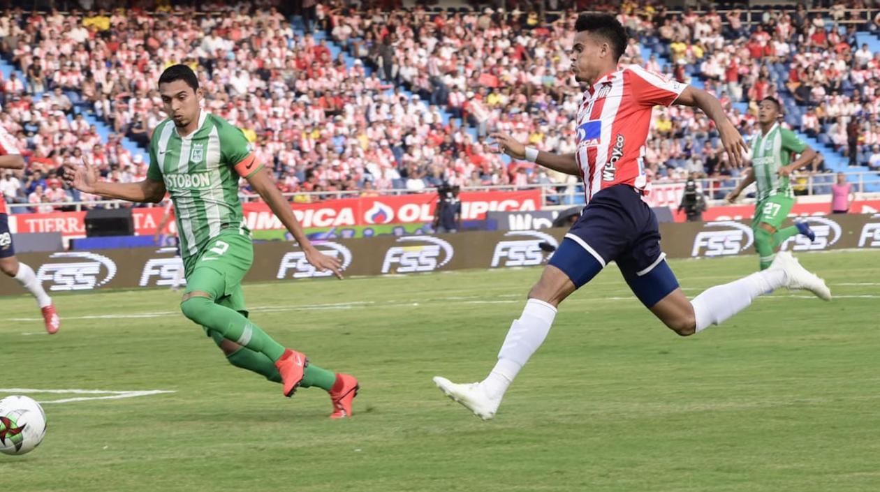 Luis Díaz en una jugada de ataque al inicio del partido.