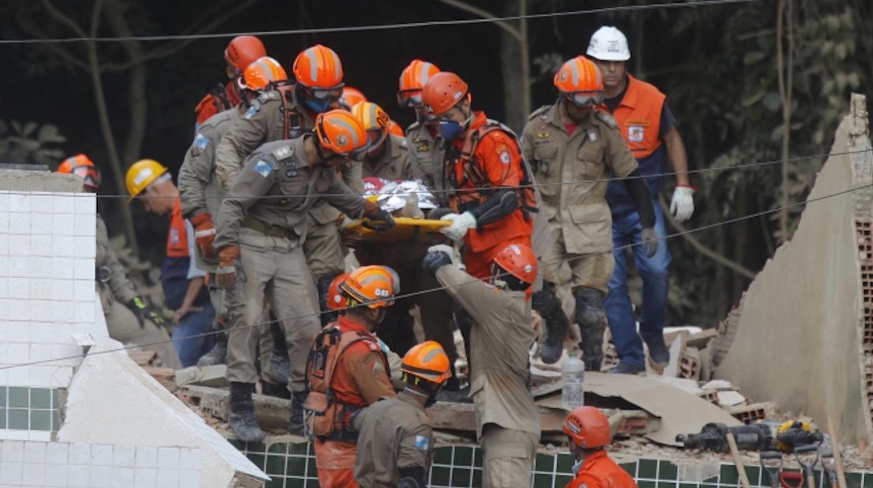 Los bomberos aún trabajan con la posibilidad de encontrar supervivientes.