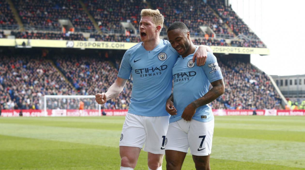 Raheem Sterling celebra con Kevin De Bruyne, tras marcar el segundo gol. 
