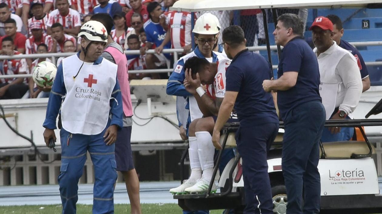 Jefferson Gómez, defensa de Junior, al momento de salir lesionado. 