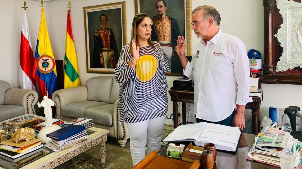 Karina Orozco cuando se posesionaba ante el gobernador Eduardo Verano.