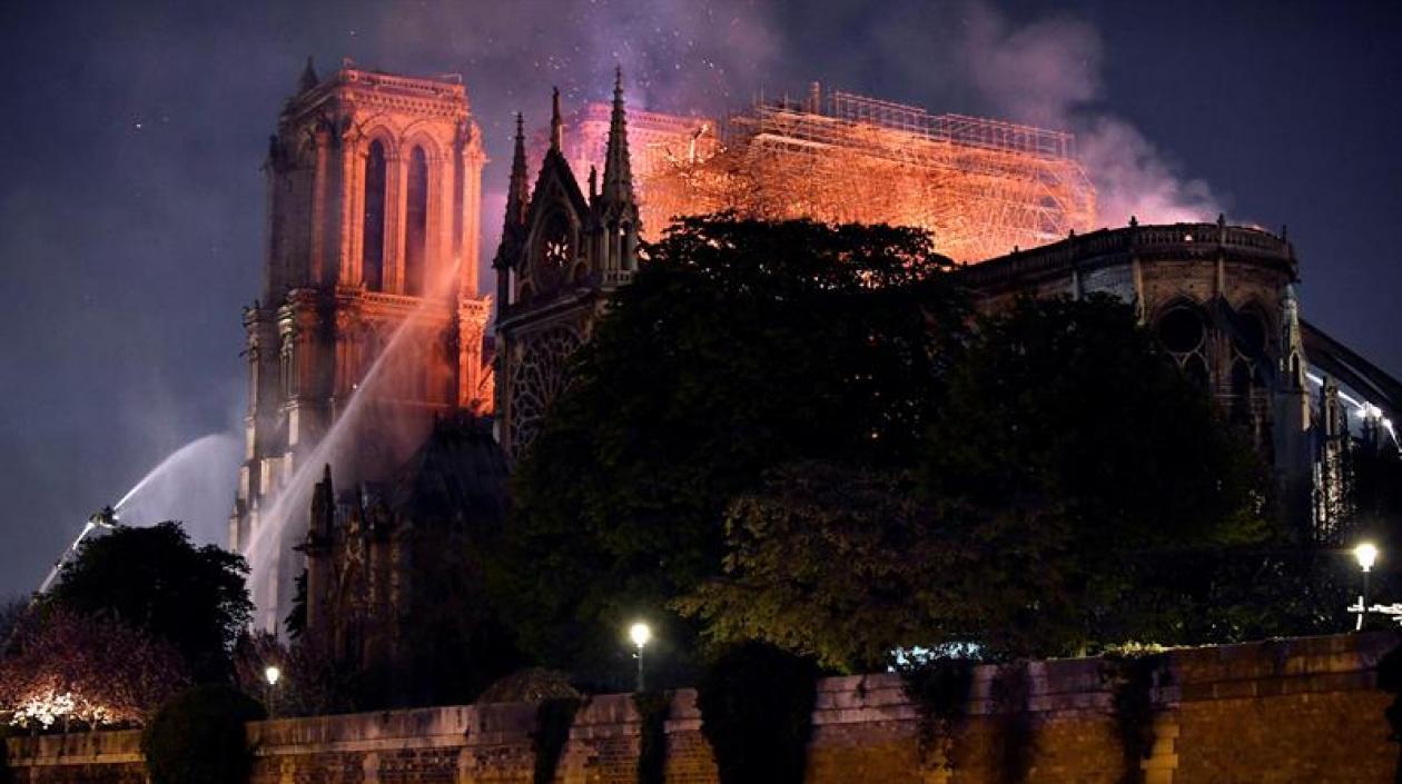 400 bomberos trabajan para apagar las llamas.