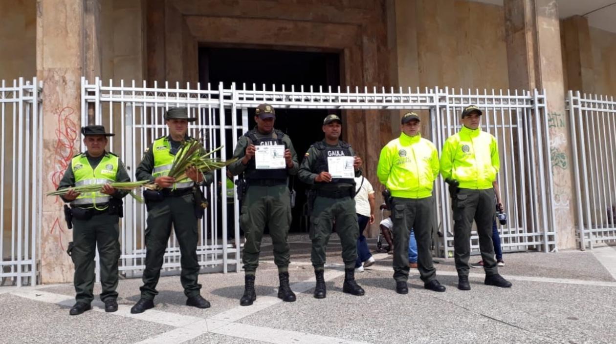 La Policía realiza campañas para que las ciudadanía no sea víctima de hurtos en los alrededores de la iglesia.